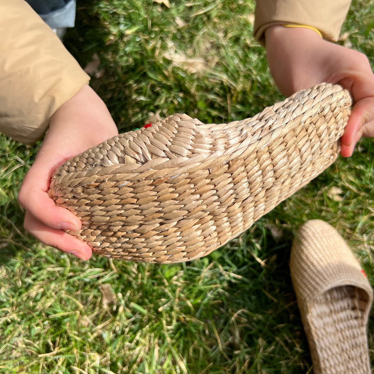 Handmade Straw Slippers: Eco-Friendly House Shoes - view 3