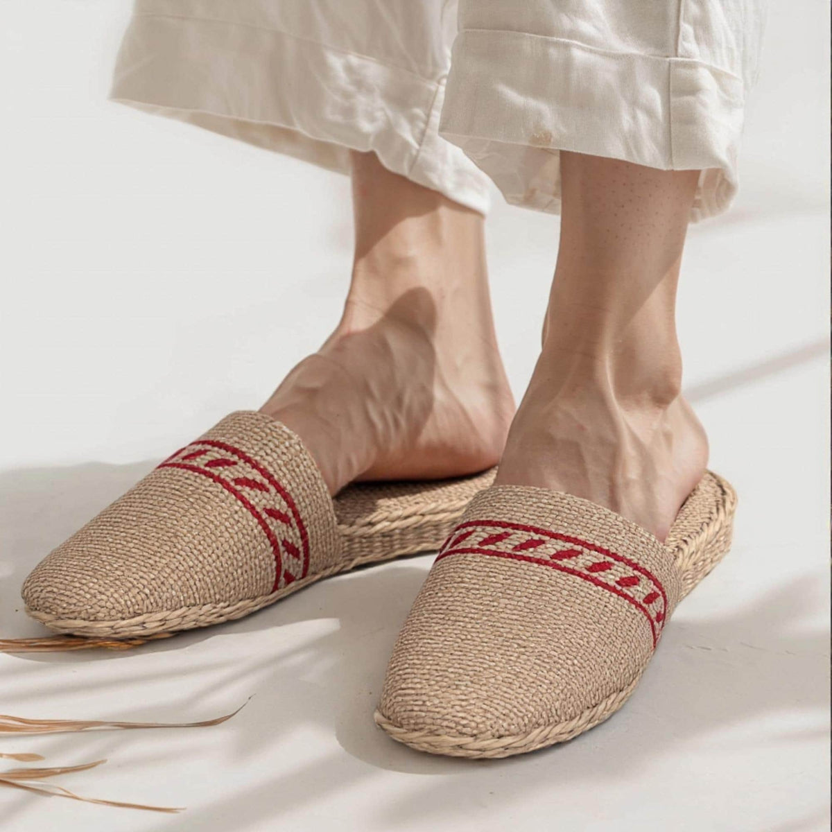 Handmade Natural Straw Slippers: Eco-Friendly House Shoes